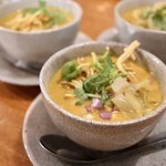 酒とタイ料理 ピッサヌローク - カオソーイガイ（鶏肉のカレーラーメン）