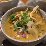 酒とタイ料理 ピッサヌローク - カオソーイガイ（鶏肉のカレーラーメン）