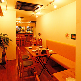 ウッディな店内でゆったりくつろぐ