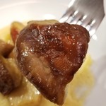 DIRETTO - ④生ポルチーニ茸のソテー
            ほど良い弾力としっかりした肉質、松茸よりは控えめですが秋の豊かさを感じる香りがします。
            松茸のようにしゃきしゃきではなくしっとりとして味わいも深みがあります。