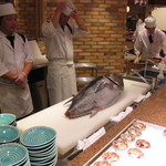 花もも - マグロ解体ショー