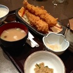 まぐろ丼　加一 - 特大エビフライセット（ご飯・汁・煮物・漬物付き）：1890円
