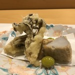 旬菜 おぐら家 - 京都の海老芋と舞茸の天ぷら。
      美味し。