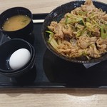 伝説のすた丼屋 - 丼と生卵とお味噌汁付き