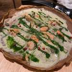 Genkabisutoroban - サーモンとサワークリームのガレットピザ　900円 そば粉のガレットのピザ。サーモンがたっぷり。 サワークリームがトッピングされているので、酸味があります。
