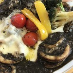 スープカレー トムトムキキル - チーズイカスミカレー（辛口）