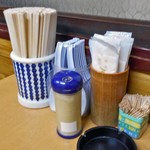 三吉屋 - 卓上に常備された調味料類