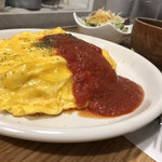 凛空 - 自家製ケチャップソースのオムライス。中身はケチャップライスではなくバター？を使った思われるバターライスで、ココナッツ風味がしたのでココナッツオイルで炒めているのかと思いきや全く的外れでした笑