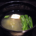 日本料理 旬彩 - 吸い物：蛤、とろろ昆布、小松菜、木の芽