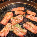 Yakiniku Sutamina En - 壺入りゲタカルビを焼いているの図