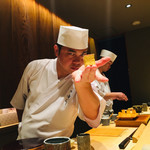 鮨 由う - どこかで見たポーズの尾崎さん