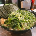家系ラーメン クックら - 中盛麺固万能ネギ海苔トッピング&ライス