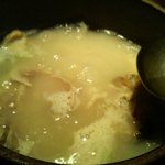 グレイス - ぐつぐつと煮立った状態で出される蔘鶏湯。