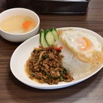 Pad thai - ●バジル豚肉炒め¥850税込（カオカパオ）スープ付き