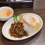 Pad thai - ●バジル豚肉炒め¥850税込（カオカパオ）スープ付き