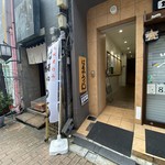 はるやうどん - 外観、と言うか入り口、と言うか通路。(^^;