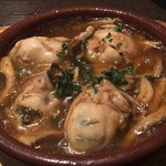旬菜ビストロ&バル GATO - 牡蠣とキノコのアヒージョ