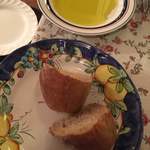 アンティカ オステリア バーチョ - パンとオリーブオイルです