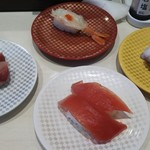 魚べい - マグロ、活〆めハマチ、大赤エビ、生タコ