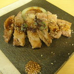 江ど間 - 「神奈川県産高座豚のろーすすてーき(1200円)」、江戸野菜の奥多摩わさびを使用した和風ソースをかけました。