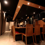 創作串揚げ＆WINE 一條家 - フラットなカウンターで、よろしければスタッフとの会話もお楽しみ下さい