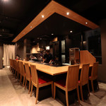 創作串揚げ＆WINE 一條家 - フラットなカウンターで、よろしければスタッフとの会話もお楽しみ下さい