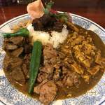 大衆中遊華食堂 八戒 - 3種あいがけ(スパイスマトンカリィ、四川麻婆豆腐カリィ、生ラムクミン炒めカリィ 辛めで)に魯肉トッピング