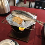 湯免観光ホテル 名湯ゆめの郷 - 鯵の干物を炙ります