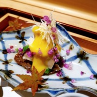 たきや - 渡り蟹に松茸、オクラ、大徳寺納豆　紅葉がふき寄せられている図