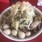 ラーメン二郎 - 小ラーメン・豚増し・うずら・アブラ・ヤサイ少な目の着丼時