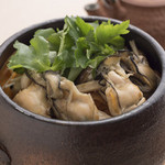 Kakiya Urara - 生の牡蠣を土鍋に入れ、特製の出汁で炊き上げた『牡蠣の土鍋飯』
      『牡蠣の土鍋飯』は、牡蠣の旨みと一から昆布とかつおでとった特製の出汁が染み込んだふっくらとした美味しいご飯。二杯目はお出汁をかけてひつまぶし風にたべるのがおすすめです。女子会にもぴったりの上品な一品。
      