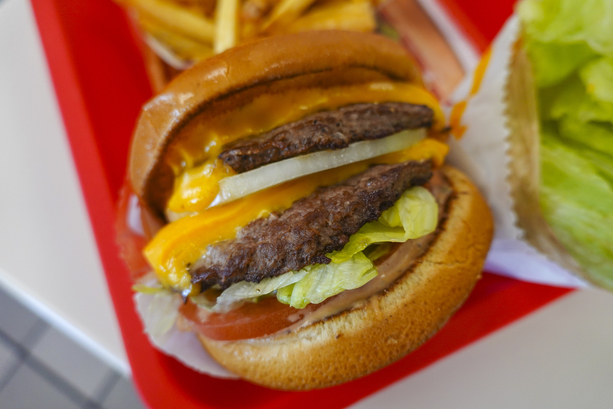 IN-N-OUT BUGER 3102 Sports Arena Blvd. （インアンドアウト