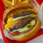 IN-N-OUT BUGER - ダブルダブル 4.05ドル。