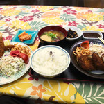 ホルモン焼肉 妙 - エビカツとエビフライを注文してみた。
      美味しかった〜（笑）
