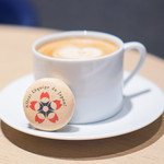 KASHIYAMA DAIKANYAMA CAFE  - カフェラテ。マカロンはラデュレの限定ものです♡