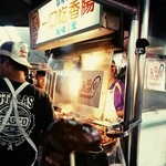 一口吃香腸（基隆廟口夜市） - しっかり分業し、テンポよく対応してくれます