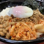 極楽うどん TKU - 韓国風納豆キムチぶっかけうどん（〆ミニごはん付き）（￥890）