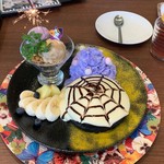 Cafe Lounge Milky - 花火付きのハロウィン仕様のパンケーキ