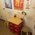 明石焼・焼そば専門店 はち - 入り口すぐの席！空ケースがいい雰囲気！
