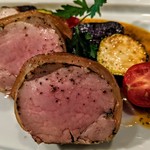 八景バル ワインと日本酒 - ハーブと生ハムを巻いた豚ヒレのオーブン焼き