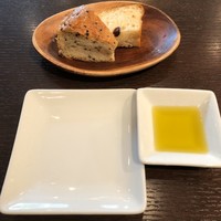 THE FUNATSUYA - セサミ、クルミとレーズンのパン、オリーブオイル。