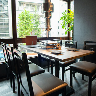 清潔感のある落ち着いた空間で、自慢のメニューをご堪能ください