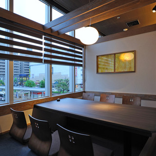 周りを気にせずゆっくり過ごせる◎半個室や個室の掘りごたつ席