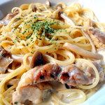 PASTAまにあ - グリルチキンときのこのクリーム　グリルチキンときのこの薫りが新鮮。ソースは濃厚な生クリームがベース。