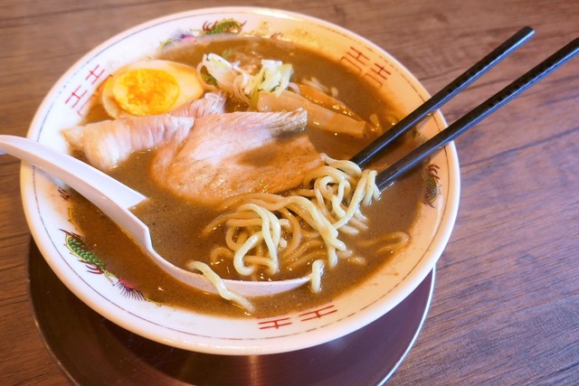 煮干結社 鹿道山 旧店名 Ramen Factory 鹿道山 青山 ラーメン 食べログ