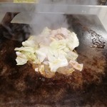 Seiryuu Edo - 豚ホルモンとキャベツと玉ねぎを、目の前の鉄板で焼き上げてくれます。