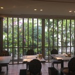 Igurekku - 窓側のレストラン一画