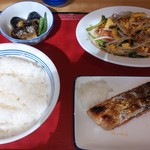 富山上袋食堂 - 塩鮭焼き・野菜炒め・秋刀魚と茄子の煮物・ご飯中