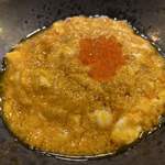 レンゲ - 黄金の麻婆豆腐。上海蟹（雌）の味噌を混ぜ込んだ黄金の色合い。それに白ますの卵をのせるという尿酸値上がりまくりの一品。