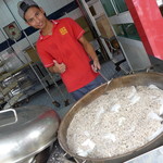 Ayam Garam Aun Kheng Lim - 丁寧に岩塩を被せます